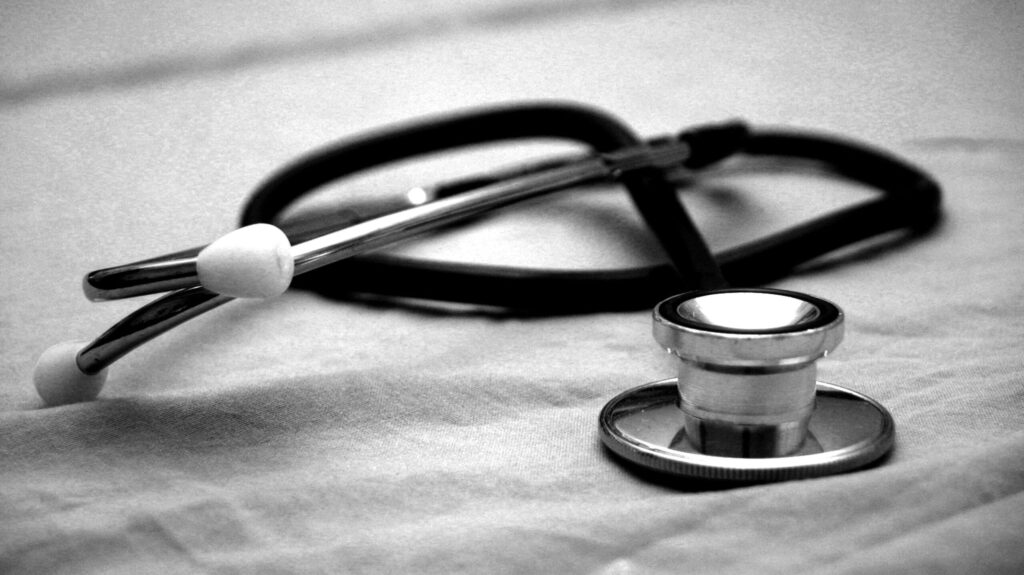 A black and white photo of a stethoscope.
